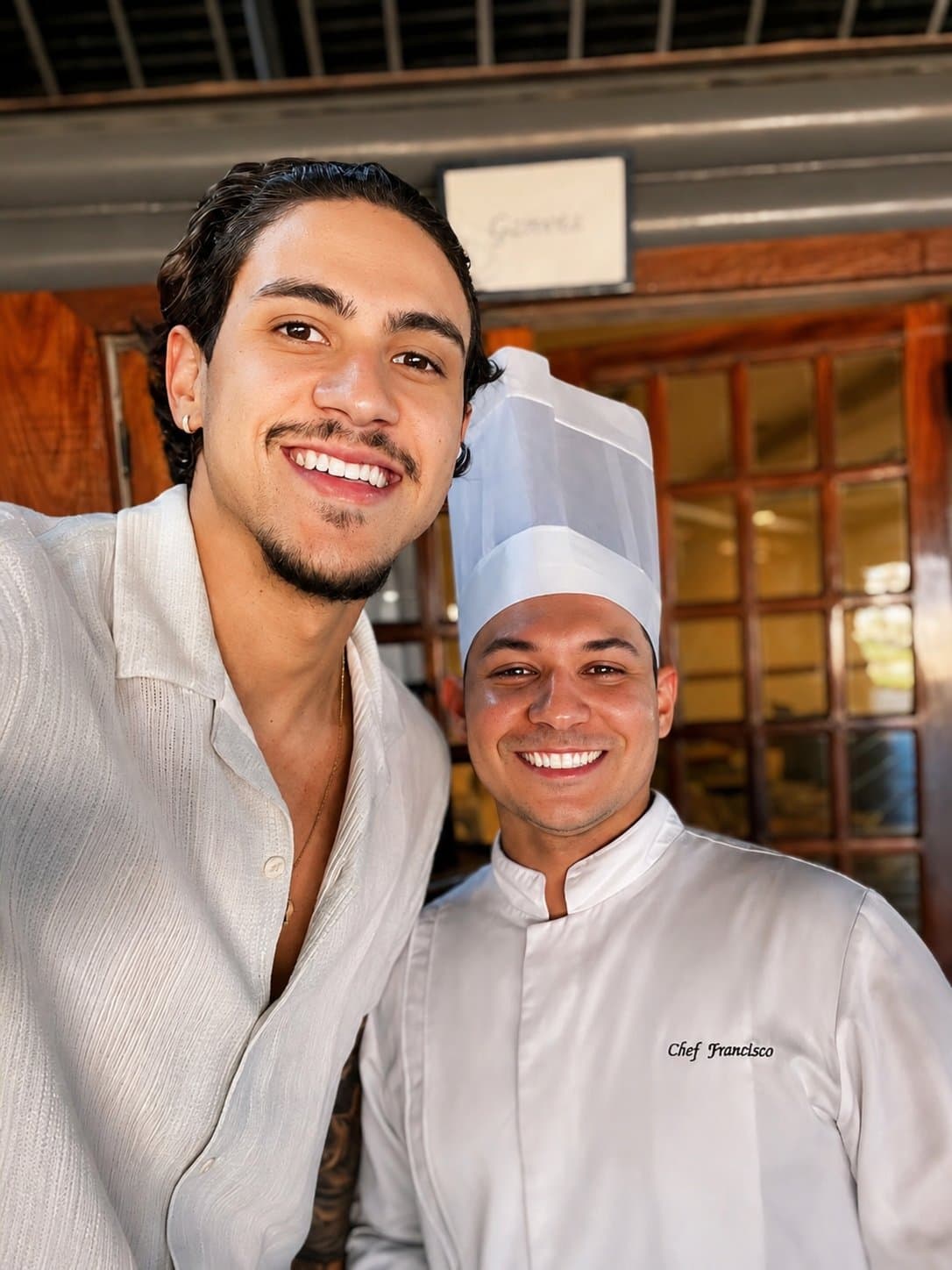 Chef Francisco Thamiro ao lado de um convidado
