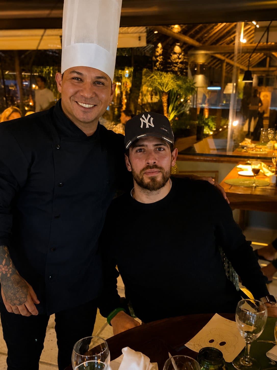 Chef Francisco Thamiro ao lado de um convidado